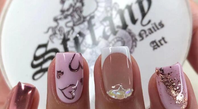 GXOIPNS Press on Nails Short Square Fake White French Tip False with Heart Designs Pink & Nude Acrylic Glossy Artificial Gold Glitter Rhinestones Glue for Women 24Pcs